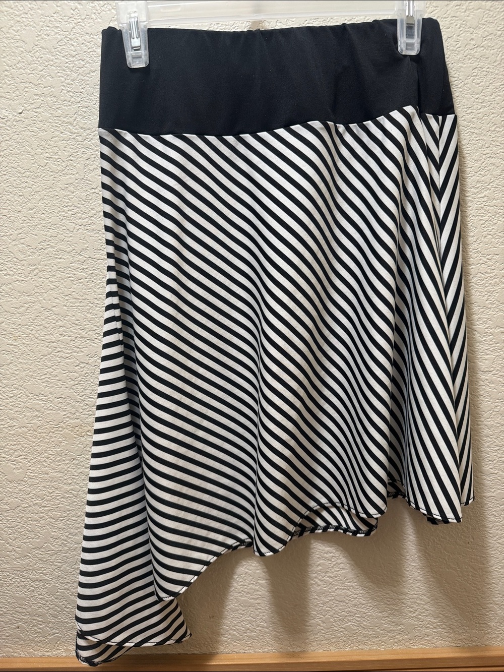 Larry Levine Black and White Striped Aline  Skirt Size 4
